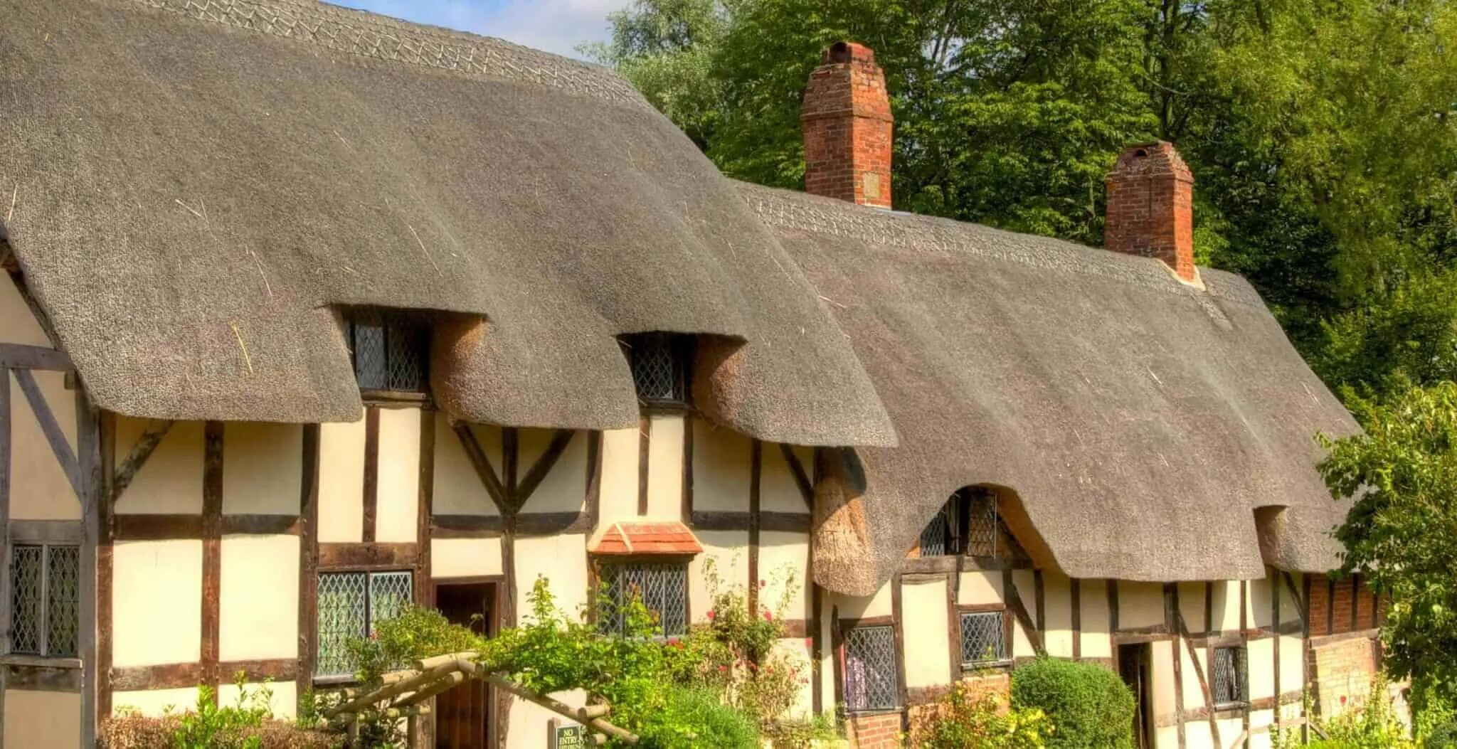 Коттедж в Англии с соломенной крышей. Thatched Cottage House. Саманная архитектура Швейцария. Thatched Roof.