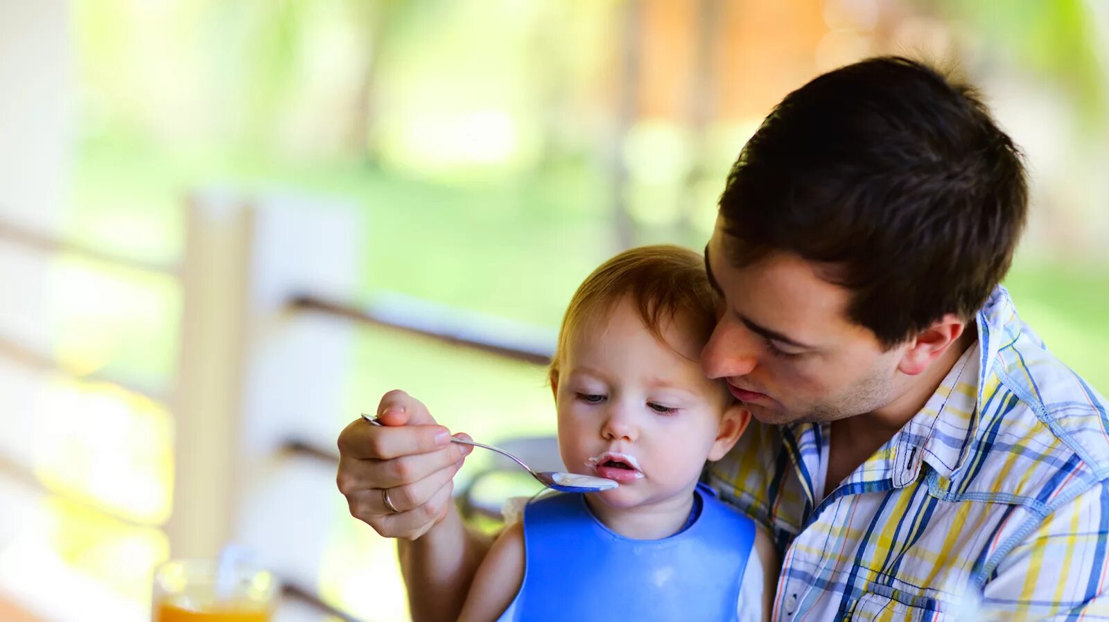 Родителей заботящихся о здоровье. Отец заботится о ребенке. Заботливый родитель. Забота родителей о детях. Мама заботится о ребенке.