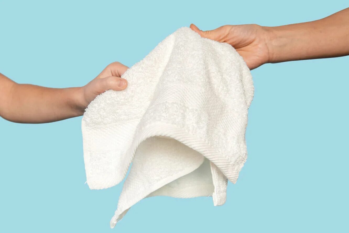 Полотенце для рук. Рука держит полотенце. Влажные полотенца. Тренировка с полотенцем. Чужим полотенцем