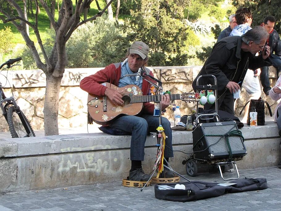 Музыка сиди качество. Уличные музыканты в Болгарии. Уличные музыканты Санкт-Петербурга. Музыкант сидит. Уличный музыкант сидит спиной.