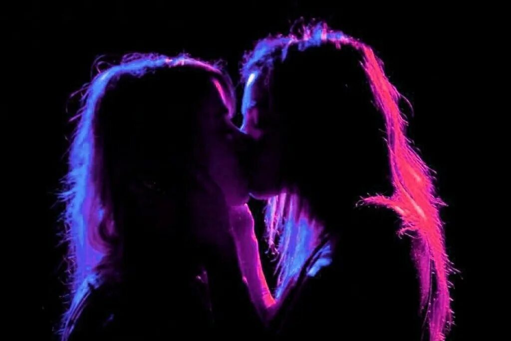 Lesbian li. Поцелуй девушек. Девушки целуются. Две девушки любовь. Две девушки поцелуй Эстетика.