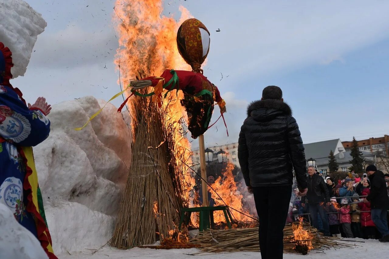 московская масленица. кемерово масленица в томской писанице. масленичное чучело. широкая масленица. чучело зимы на масленицу.