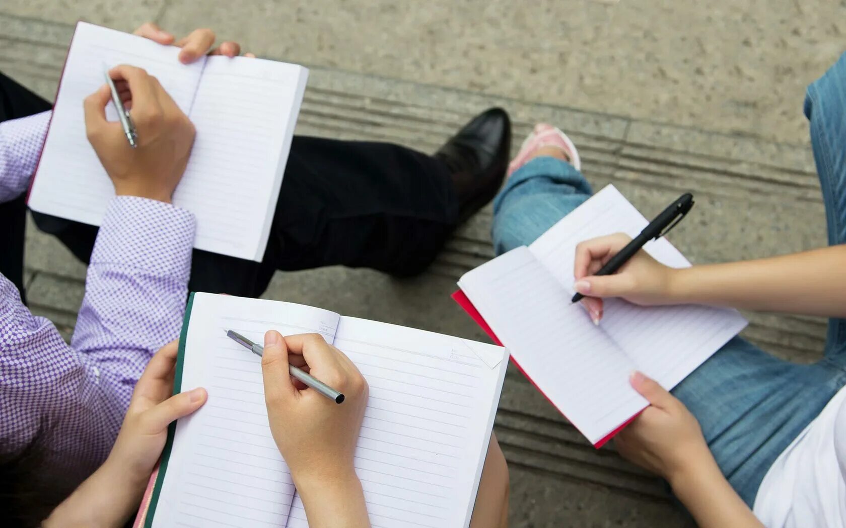 Тетради student. Студент с тетрадью в руках. Студент с ручкой. Ручка в руке студент. Тетрадь ручка студент.