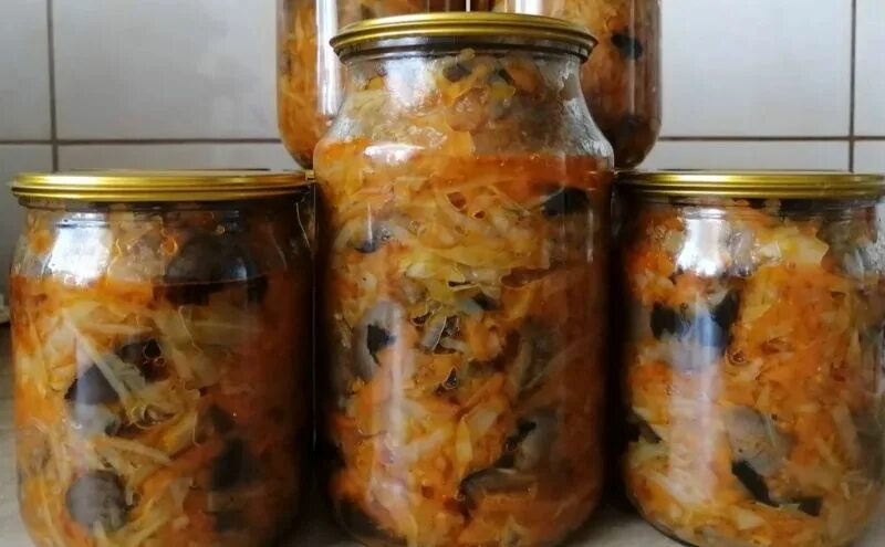 Приготовление солянки на зиму из капусты. Солянка с грибами и капустой на зиму в банках. грибная солянка на зиму. солянка на зиму в банках. солянка на зиму из капусты с грибами.