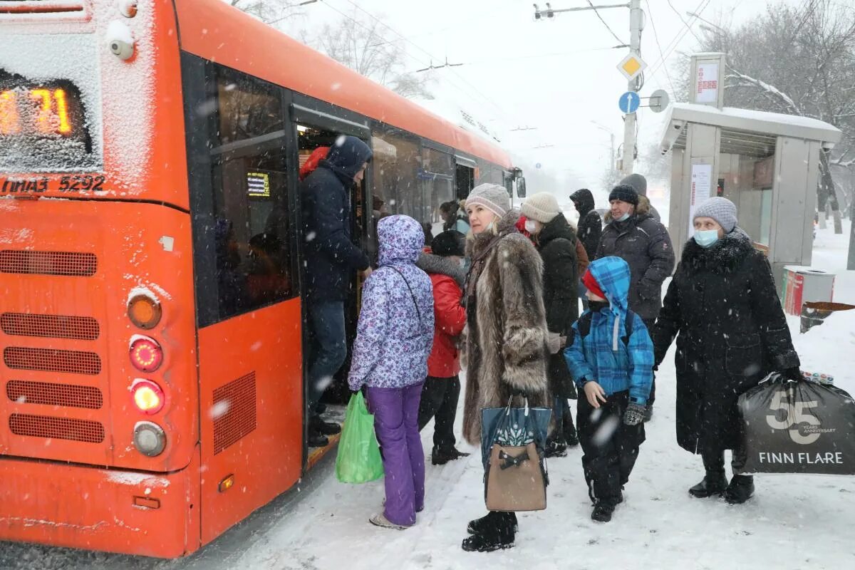 Общественный транспорт нижегородской области. Маршрутка зимой. Транспорт Нижегородской области. Люди в автобусе зимой. Опоздать на автобус зима.