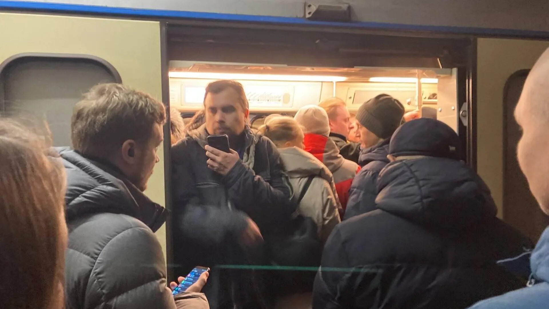 Сбой на калужско рижской линии сегодня. Сбой на калужско рижской линии сегодня. Сбой на калужско рижской линии сегодня. Сбой на калужско рижской линии сегодня. Поезд метро.