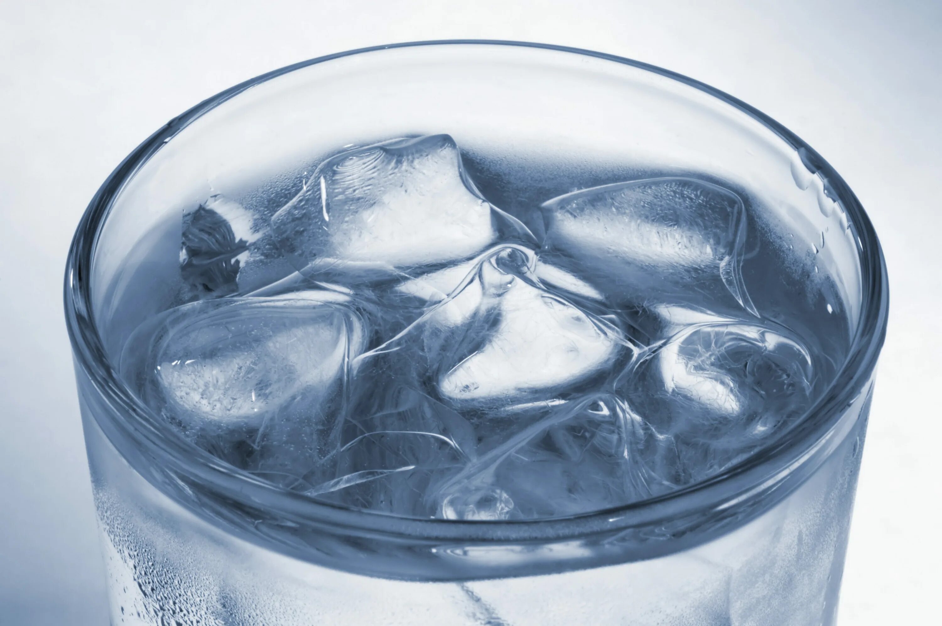 Сонник лед вода. Лед в стакане. Стаканчики со льдом. Стакан воды со льдом. Вода со льдом в стакане Эстетика.