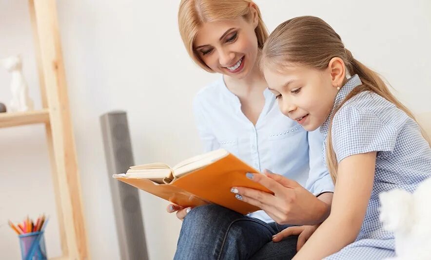 Мама читает дочке книгу. Картинка где мама читает книгу дочери. Мама с дочкой за книгой. Видео где мама читает дочке книжку.