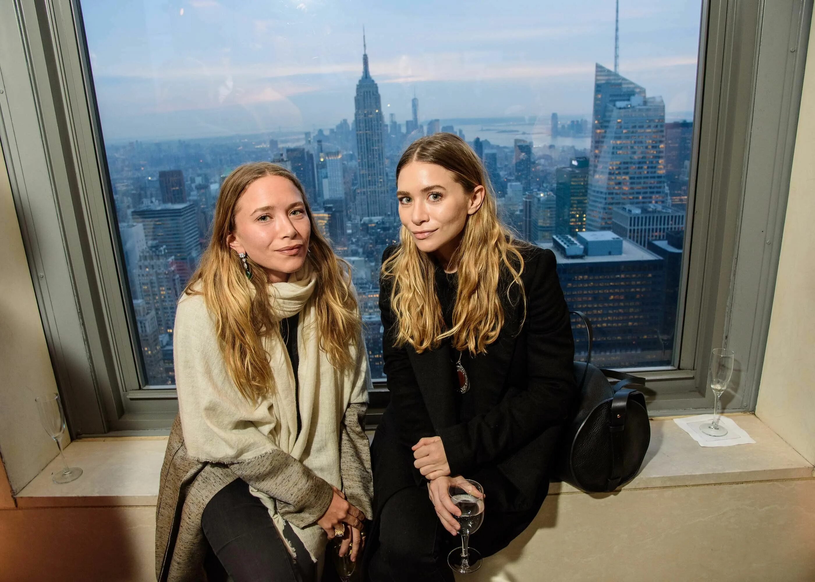 Успешные сестры. Эшли олсен и элизабет олсен сестры. Mary kate and ashley olsen. Сестры олсен двое я и моя тень. Родители сестер олсен.