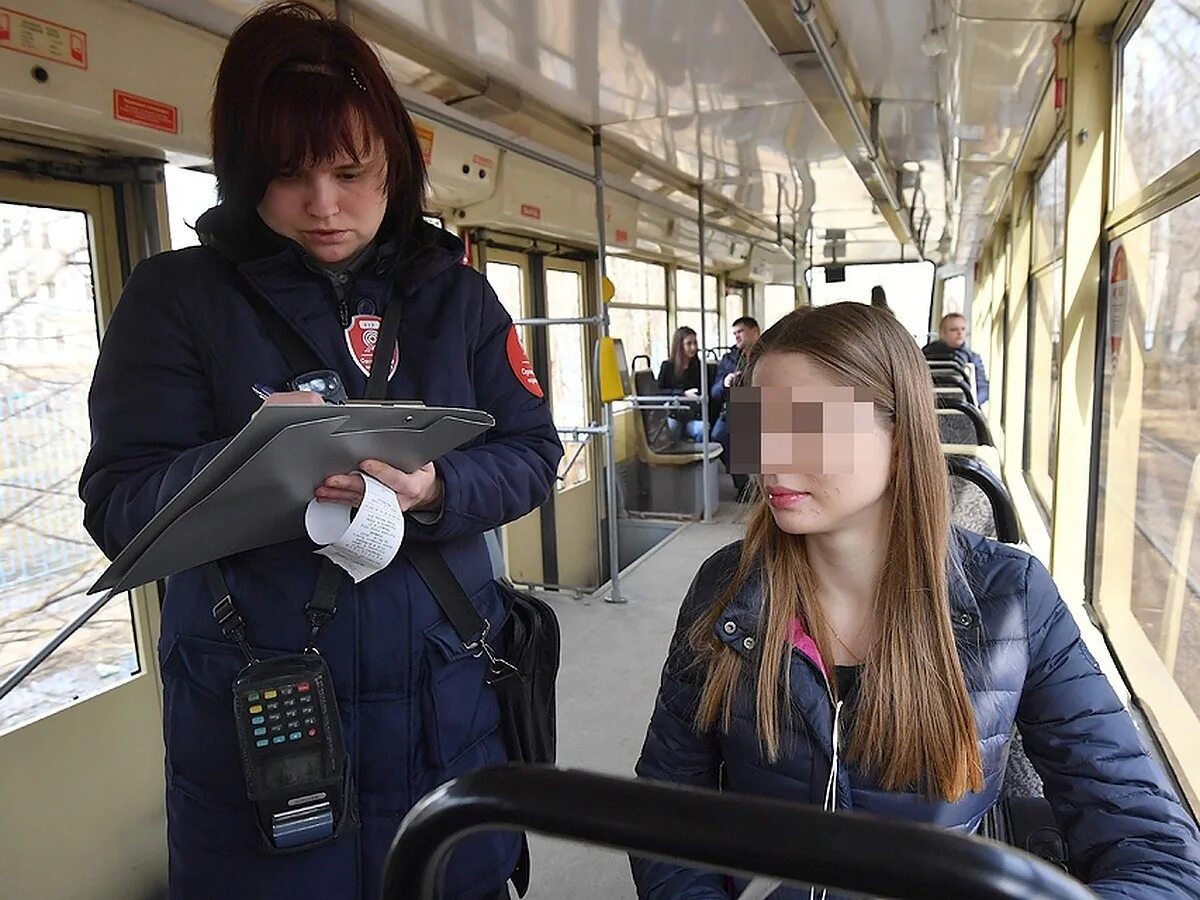 Проезд в городском транспорте москвы. Безбилетники в общественном транспорте. Контролер общественного транспорта. Контроллер в автобусе. Штрафы в общественном транспорте.