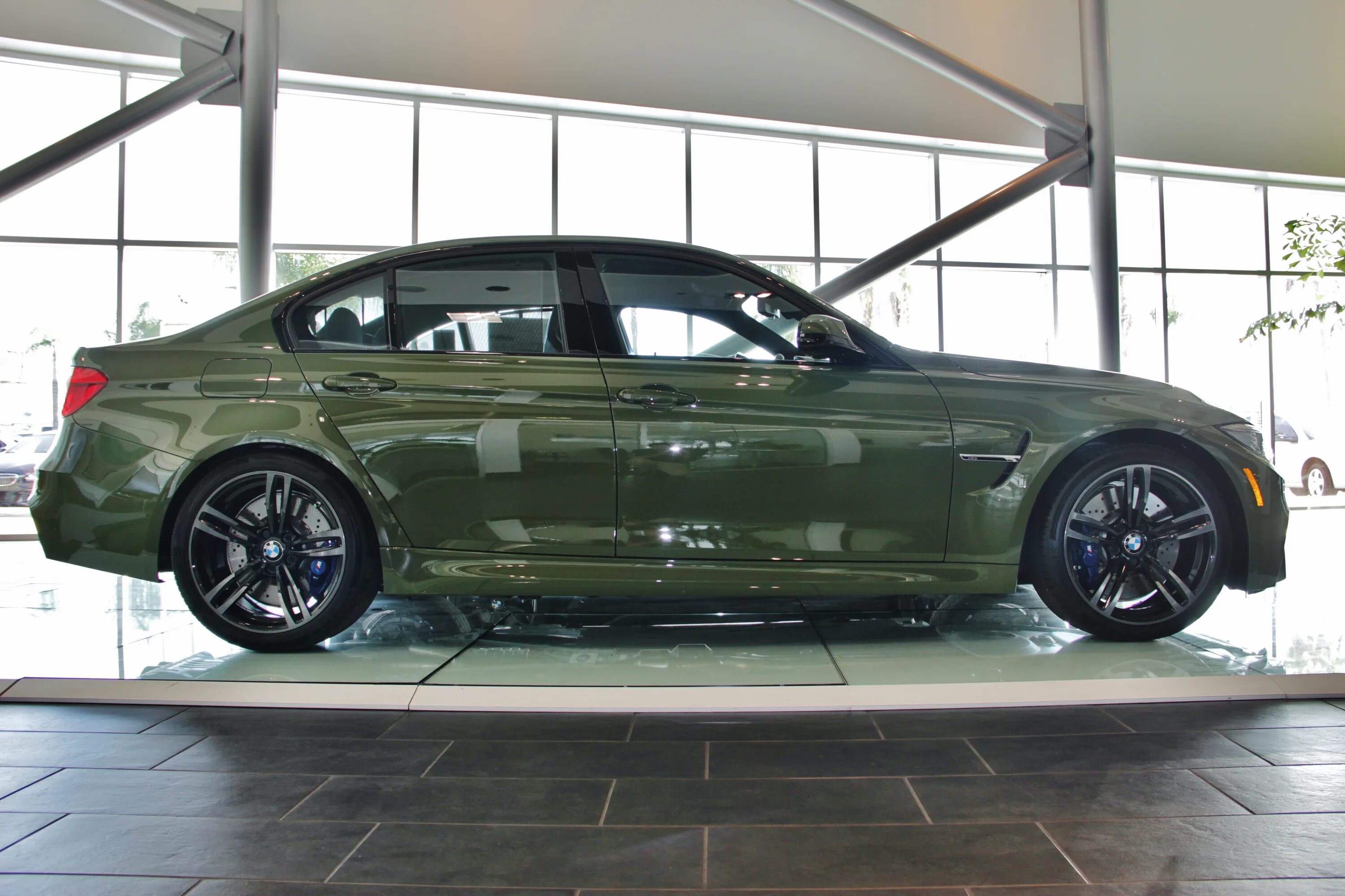 Бмв хаки. BMW f30 Urban Green. BMW m4 Urban Green. BMW m3 Urban Green. BMW f30 цвет хаки.