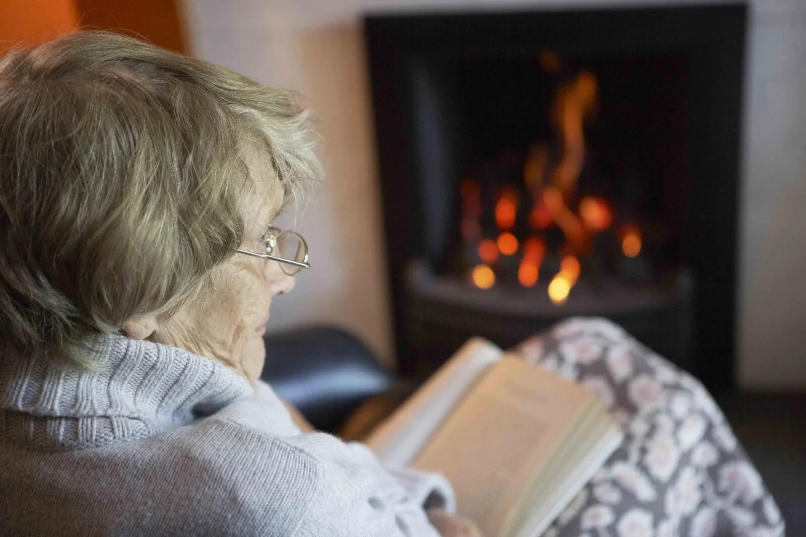 Бабушка читает книгу. Старушка читает книгу. Старушка за чтением. Бабуля читает лекарство.