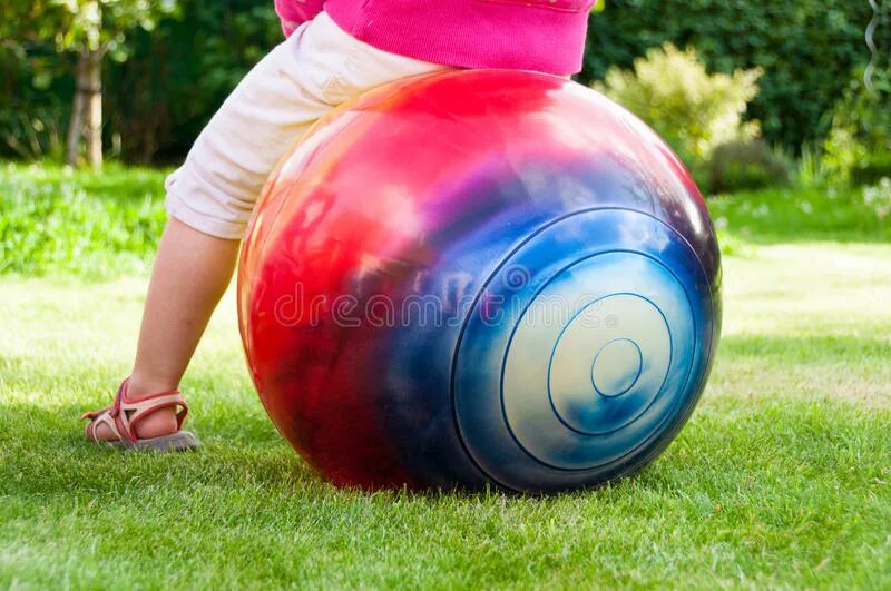 Прыгать на фитболе. Дети прыгают на мяче. Прыжки на мяче для детей. Прыгающие мячики. Гимнастический мяч маленький.