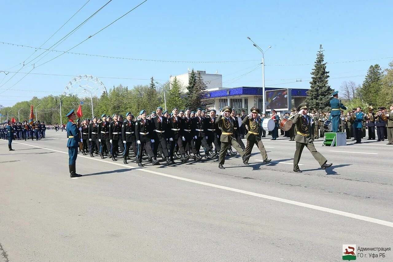 В городе прошло 9 мая. 9 Мая на горсовете Уфа. Парад на горсовете в Уфе. Парад в Уфе на 9 мая. Парад в Уфе на 9 мая 2022.