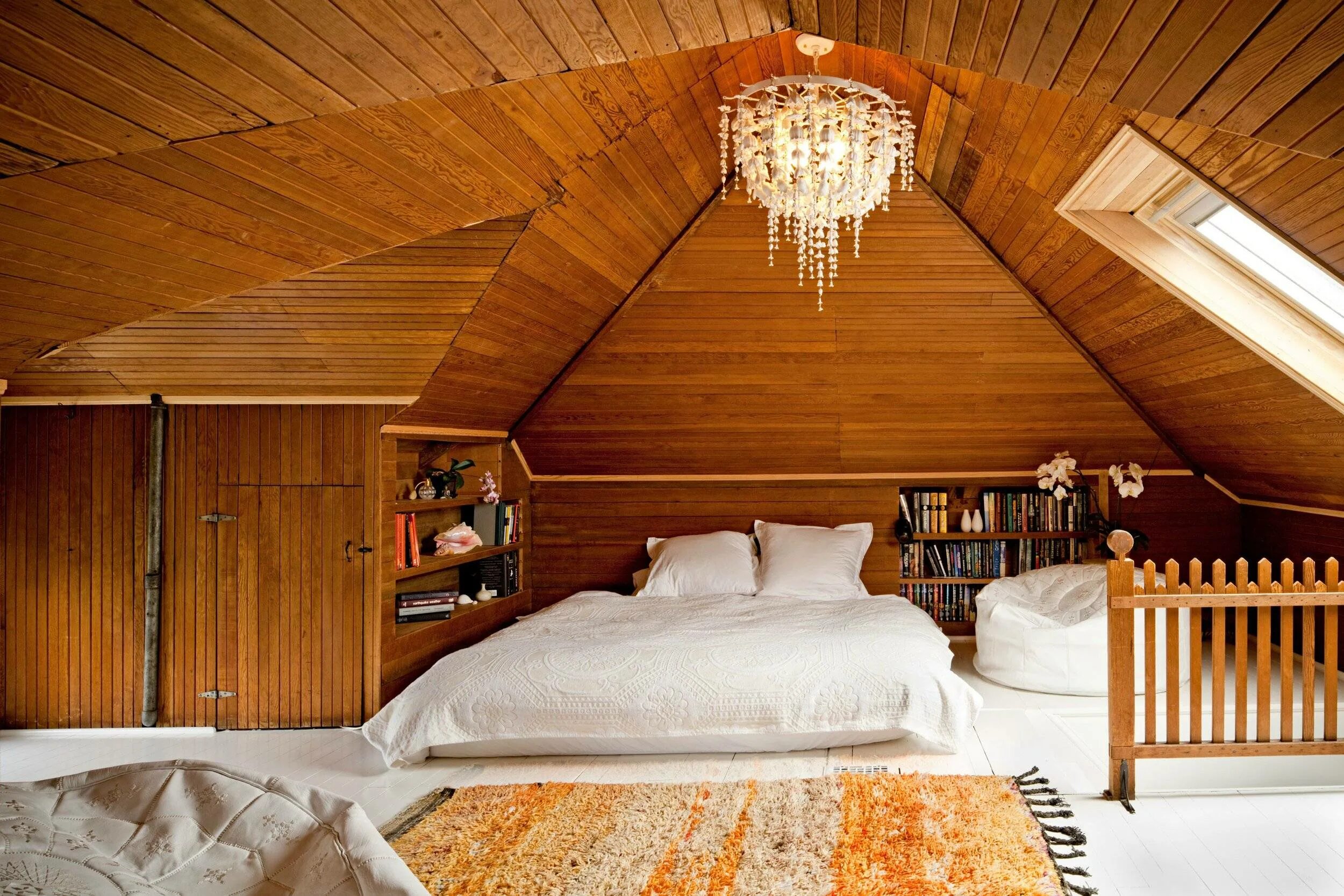 Спальни на втором этаже. Деревянная мансарда интерьер. Спальня под крышей. Мансардный этаж на даче. Мансарда в деревянном доме.