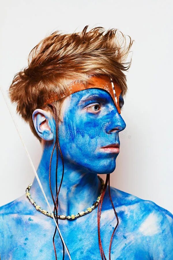 Кто такой голубой. Человек в краске. Авиане раса. Кто такой голубой. Синий мужик.