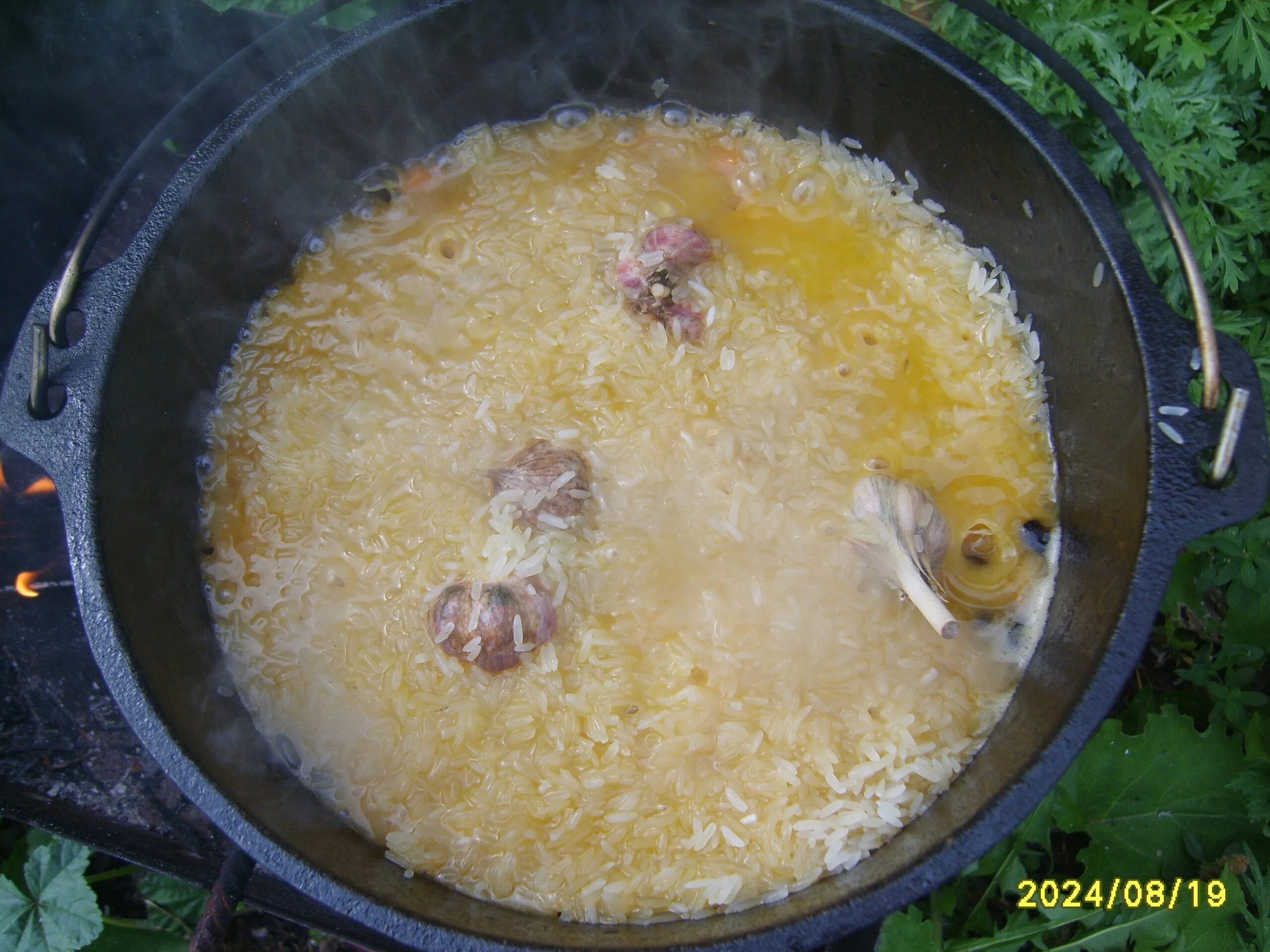 Плов на 1 кг мяса. Плов в казане. Плов с чесноком. Плов в казане на костре. Добавить рис в плов.