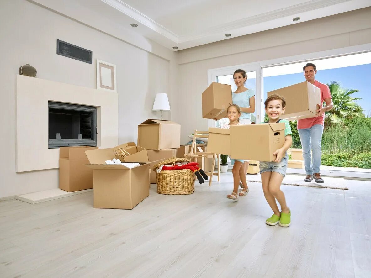 Семья в новой квартире. Новая квартира. Семья переезжает. Переезд в новую квартиру.