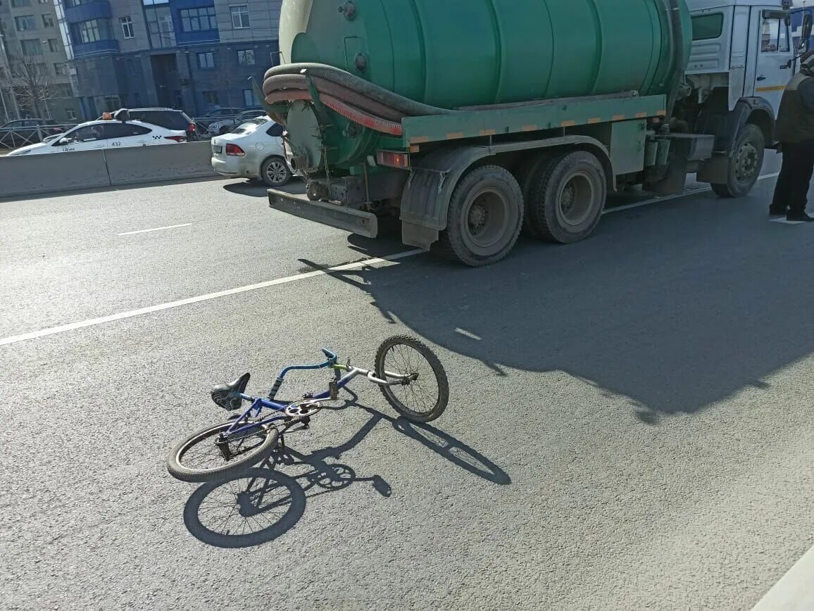 КАМАЗ сбил велосипедиста Казань. КАМАЗ наехал на велосипедиста. КАМАЗ сбил велосипедистку. Грузовик задавил велосипедиста.