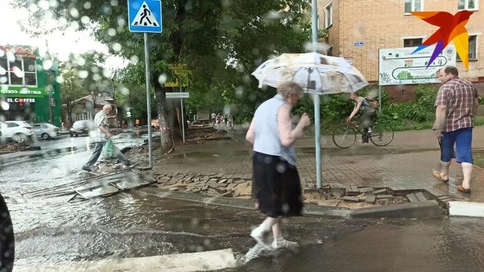 Алиса сегодня дождь есть. Дождь в Калуге. Ливень в Калужской области. Ливневые дожди во Франции. Ливень в Челябинске вчера.