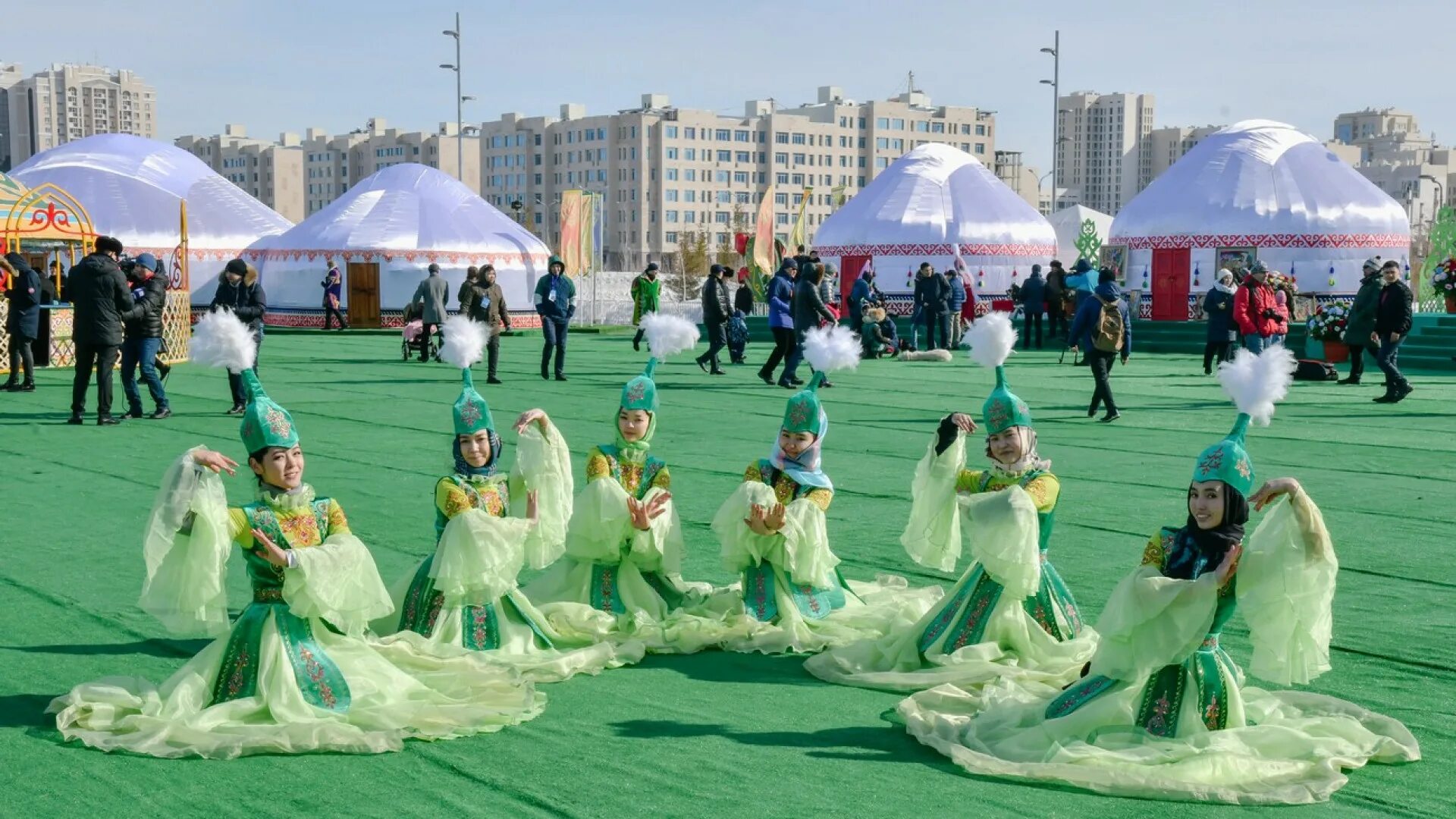 Праздник Наурыз в Казахстане. Фестиваль Наурыз в Казахстане. С праздником Наурыз. С праздником весны Наурыз.