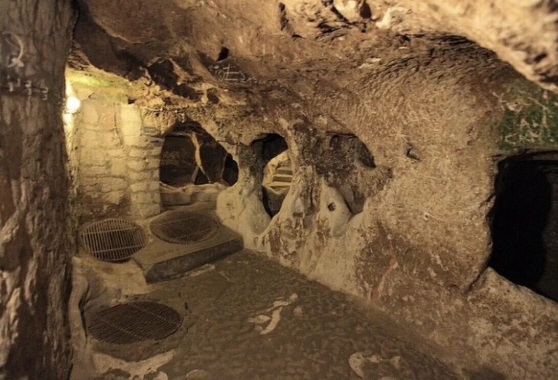 13 человек под землей. Древний подземный город Деринкую. Подземный город Деринкую Турция. Турция подземный город Деринкую (г. Невшехир). Подземный город в Турции Каппадокия.