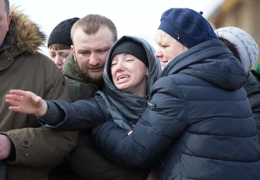 Простите нас дети. Похороны детей в Кемерово зимняя вишня. Толпа плачущих людей. Похороны детей погибших в Кемерово. Похороны погибших в зимней вишне.