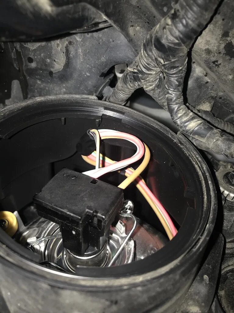 Установка лед ламп h4. Провода дальнего света kia rio 3. киа рио 3 ближний свет лампы led. крепление лампочки киа шума. крепление лампы киа рио.
