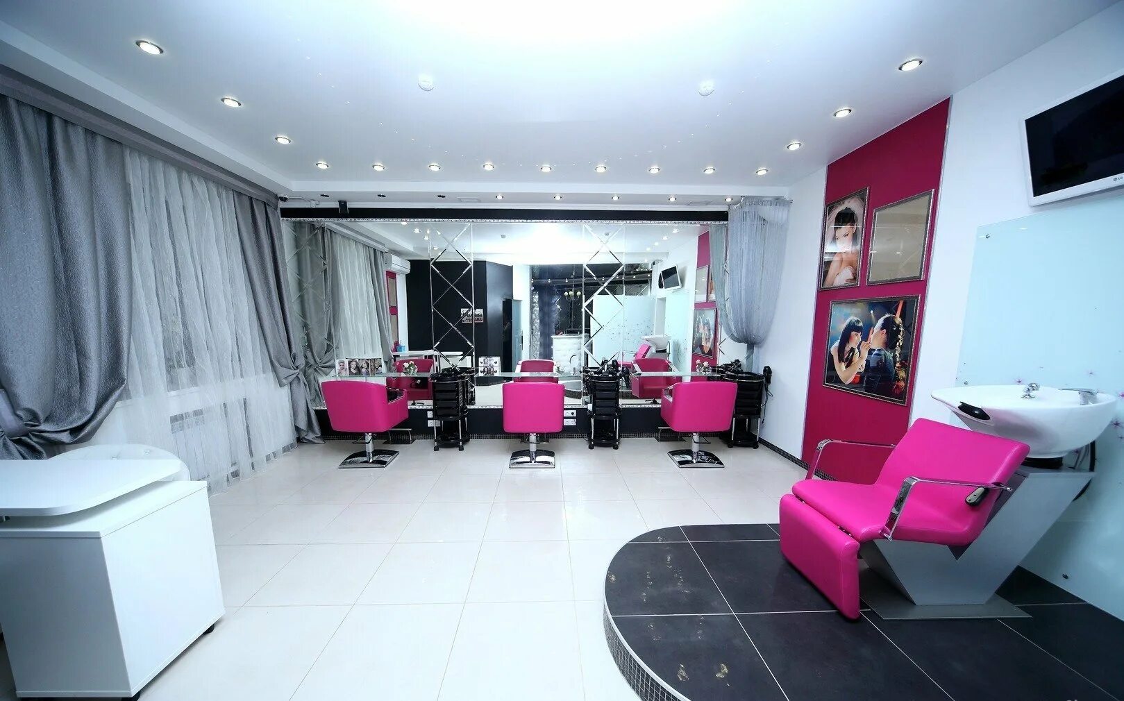 интерьер парикмахерской. арендуем парикмахерские. парикмахерская рабочее место. помещение под салон красоты. красивый парикмахерский зал.
