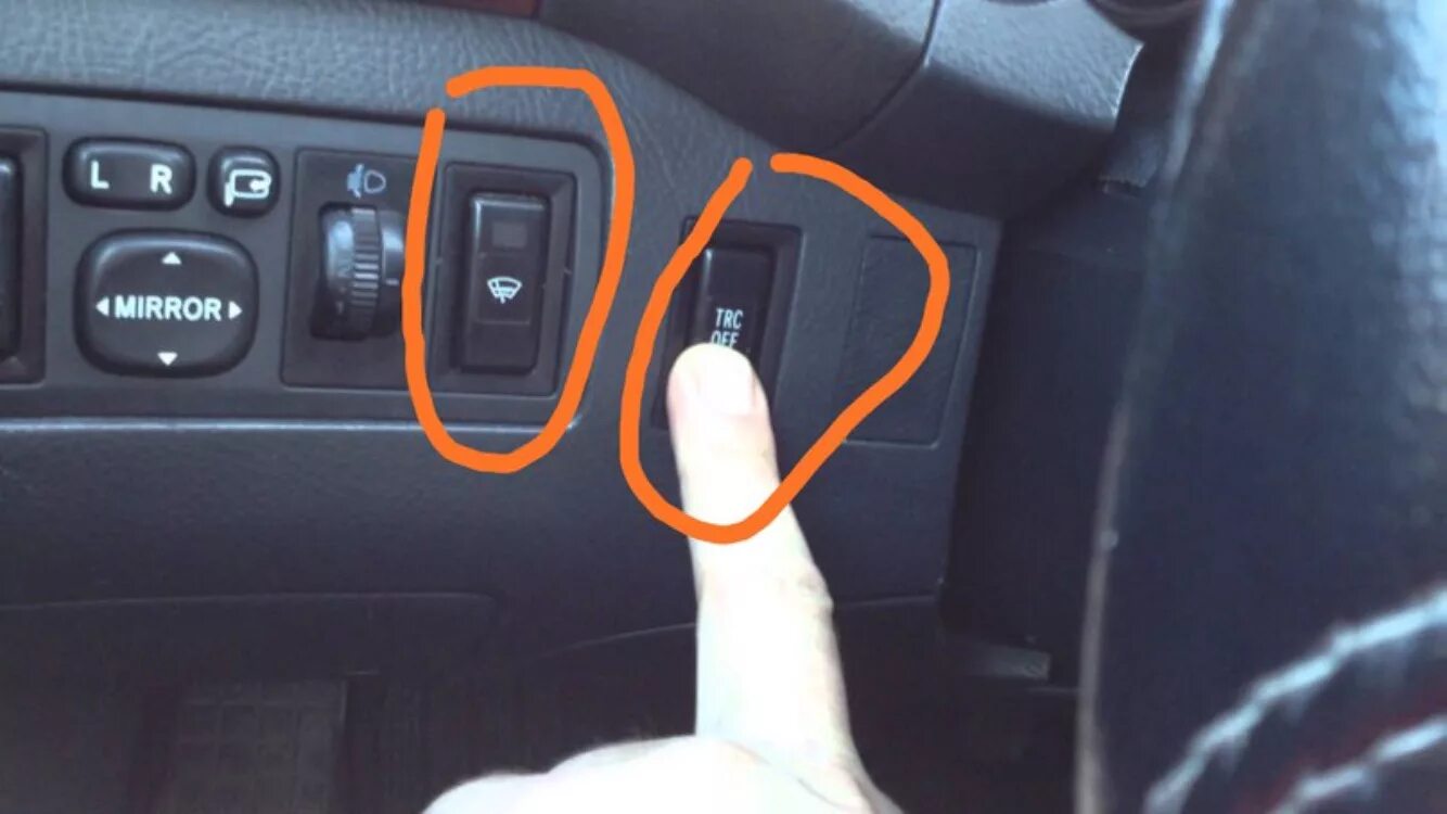 Почему при выключенной машине. Кнопка системы TRC rav4. Тойота Камри 30 кнопка Trk of. TRC off кнопка Тойота Королла 2013. Кнопка off Toyota rav4.
