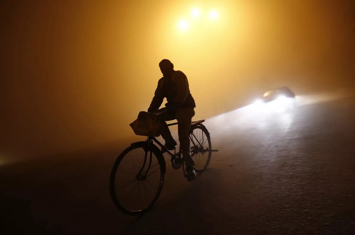 Bike night. Велосипед ночью. Одинокий велосипедист. Велосипедист ночью. Велосипед на дороге.