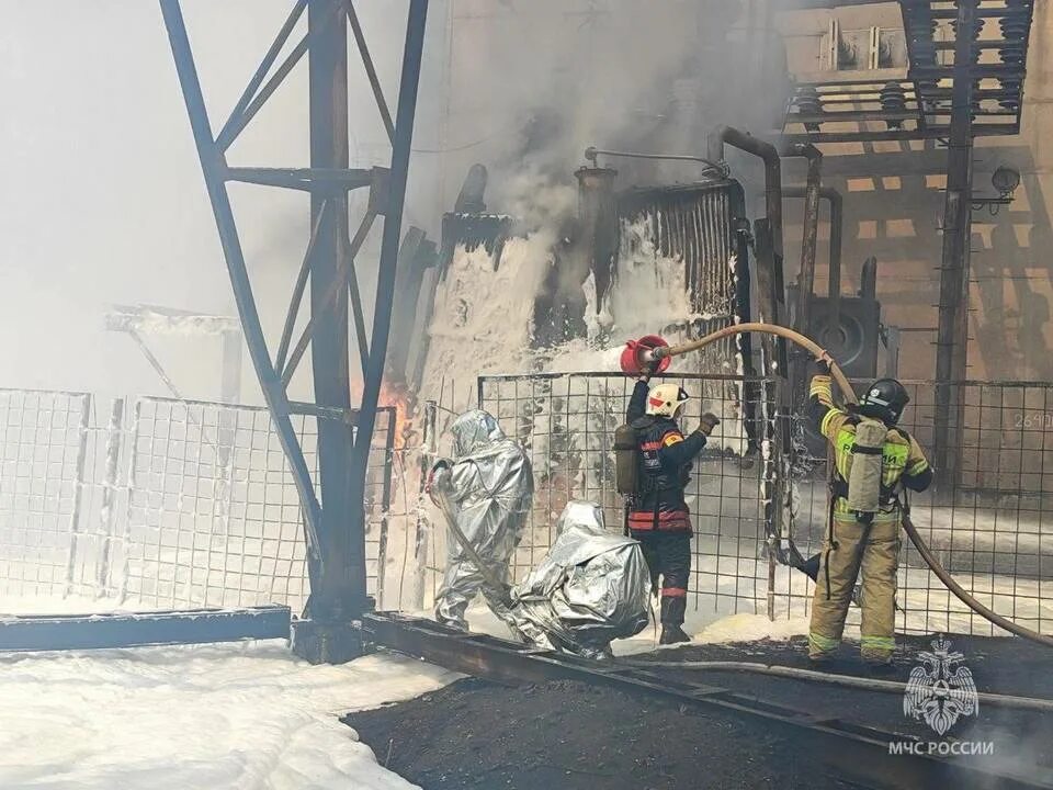 Сгоревший дом. Пожар в волгограде. Пожар пром зданиях. Пожар пром зданиях. Пожар фото.