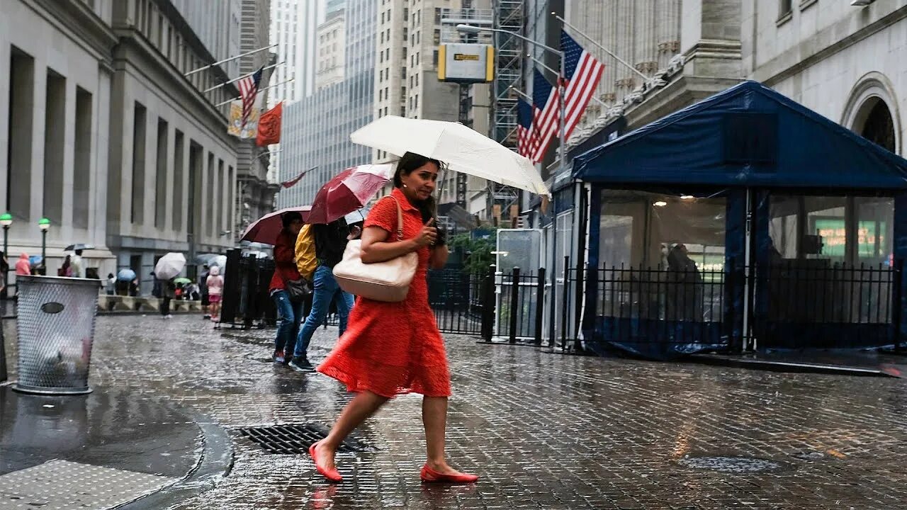 Веселый дождь города. Дождливый Нью Йорк. Нью-Йорк дождь зонт. Дождливая Америка. Лондон дождь ветер.