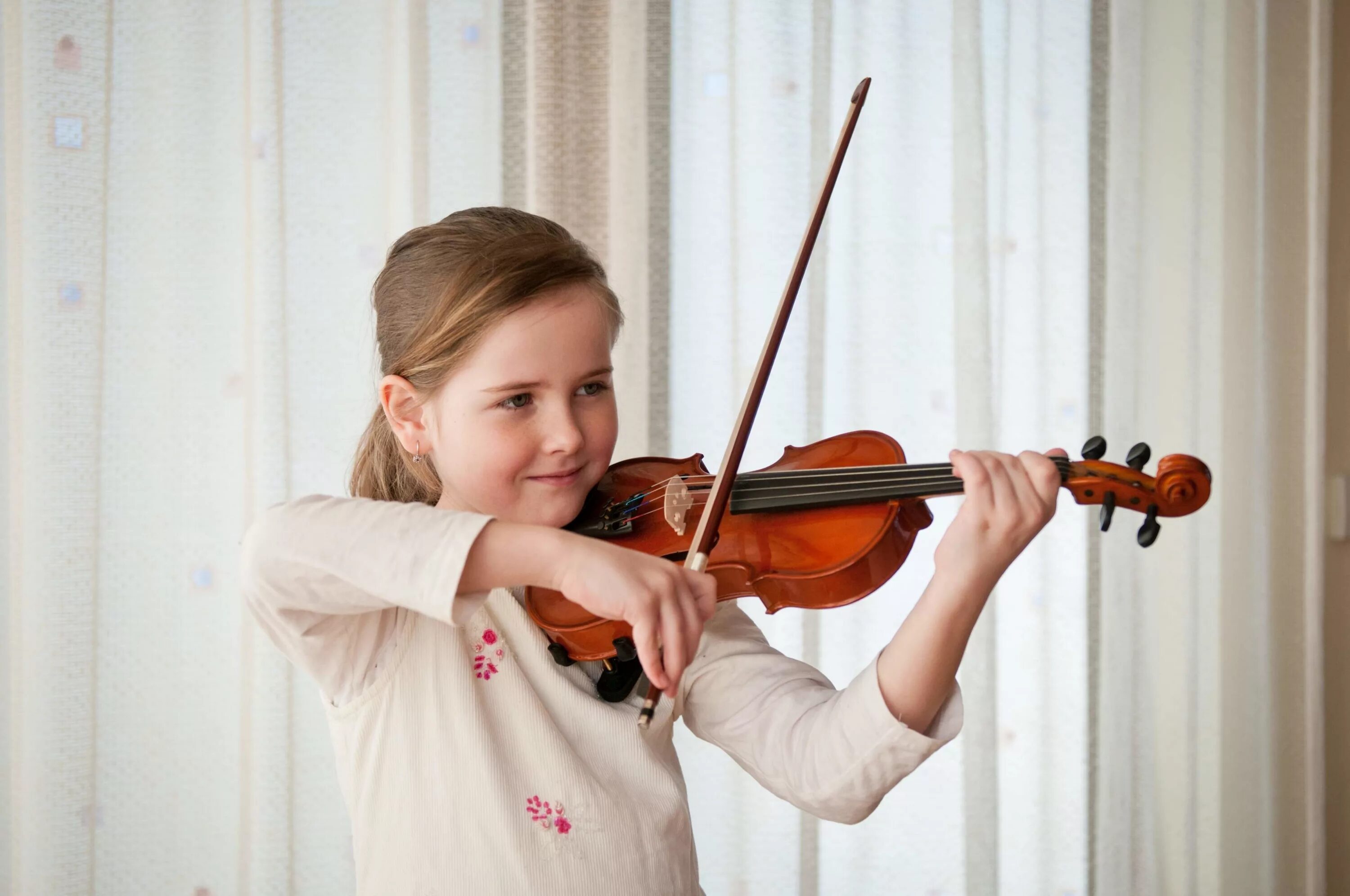 Скрипка для детей. Игра на скрипке дети. Фотосессия со скрипкой. Дети со скрипками на сцене.
