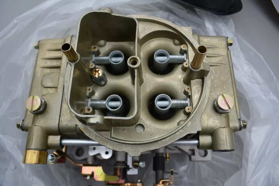 Четырехкамерный карбюратор. Holley drive карбюратор. Holley 700cfm. Тройной карбюратор. Американский карбюратор на зил 130.