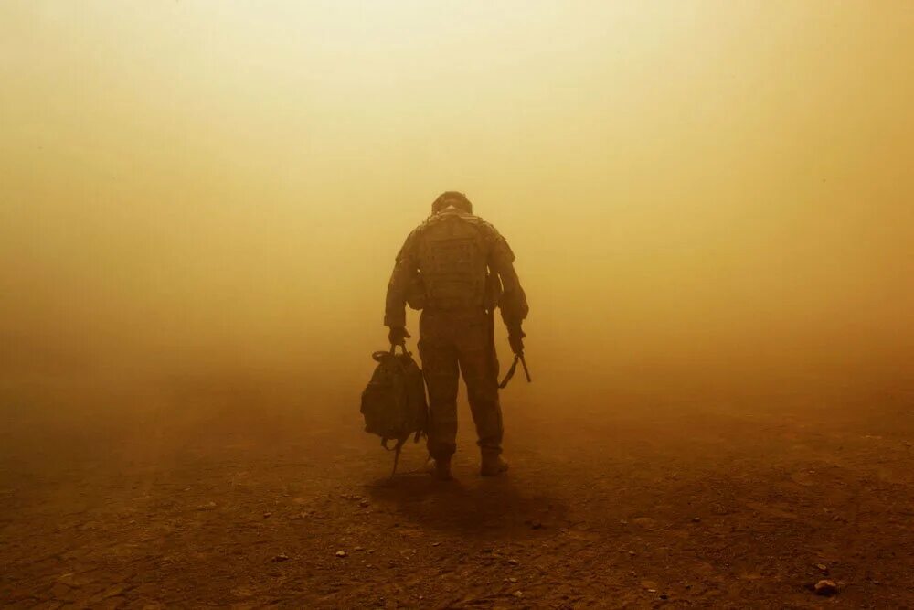 Солдат в тумане. Военный на закате. Солдат со спины. Одинокий войн.
