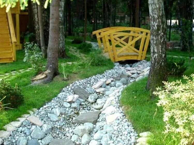 Искусственный ручей на участке. Сухой ручей в ландшафтном. Каскад водопад на альпийской горке. Рокарий ручей. Ручей на земельном участке.