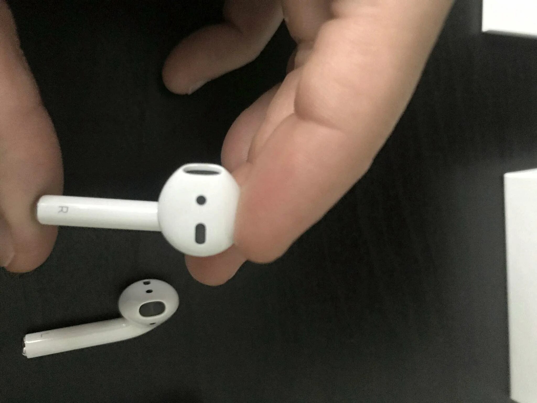 Играет один airpods. Наушники эпл аирподс 2. Наушники Apple аирподс 1. Наушники Apple Earpods 2 оригинал. Наушники Apple AIRPODS Pro (2-го поколения, 2022).