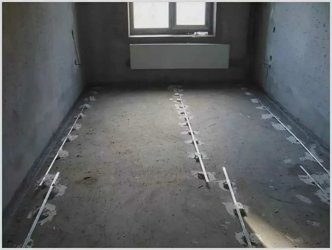 Какая стяжка для пола лучше в квартире. Стяжка пола в новостройке. стяжка пола в квартире. маячки для заливки пола. маяки на черновую стяжку.