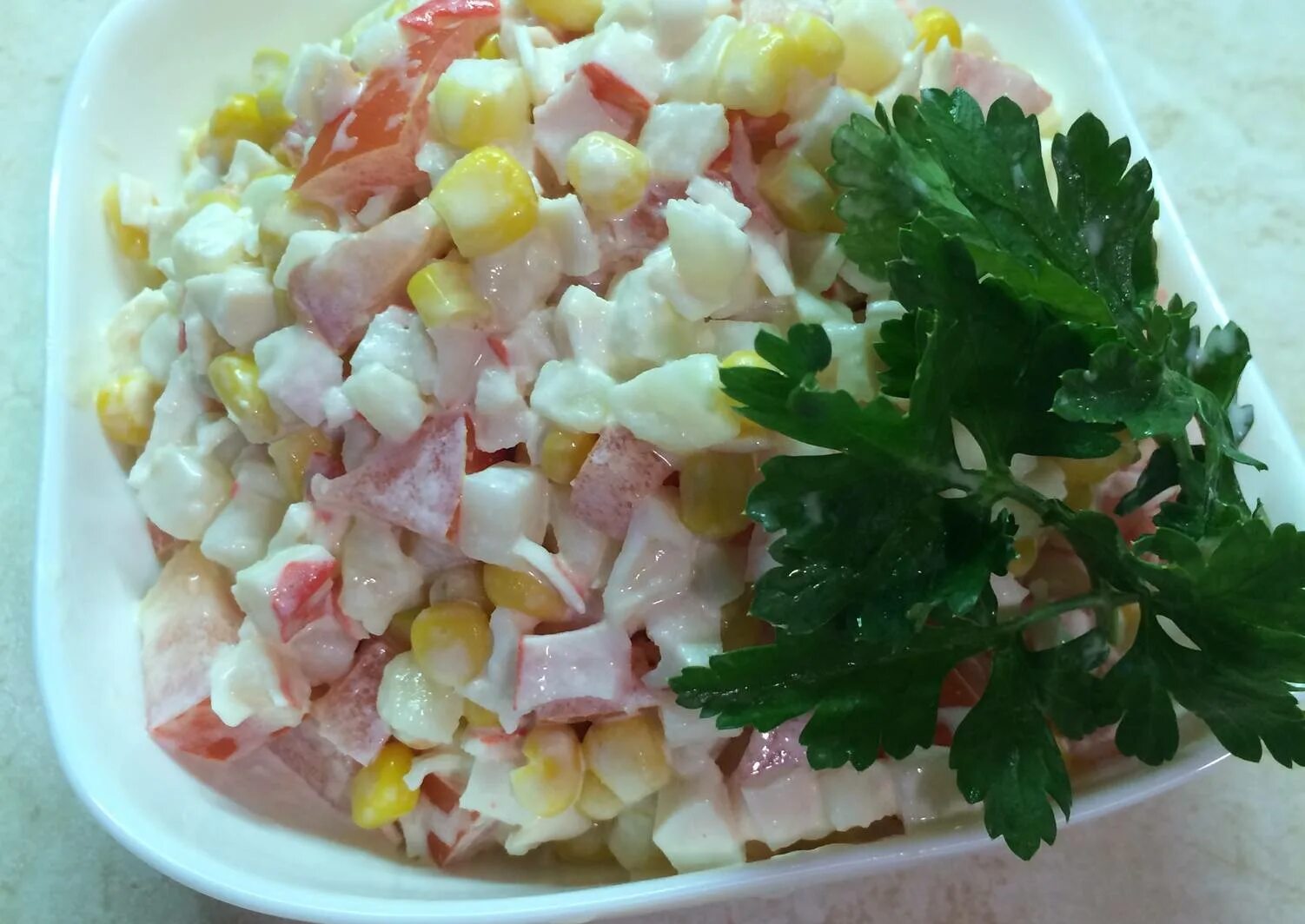 Крабовый салат рецепт с помидорами и кукурузой. Салат с сухариками и кукурузой и крабовыми палочками и яйцом. Салат с крабовыми палочками и кукурузой и помидорами. Салат с кукурузой и помидорами. Крабовый салат рецепт с помидорами и кукурузой.