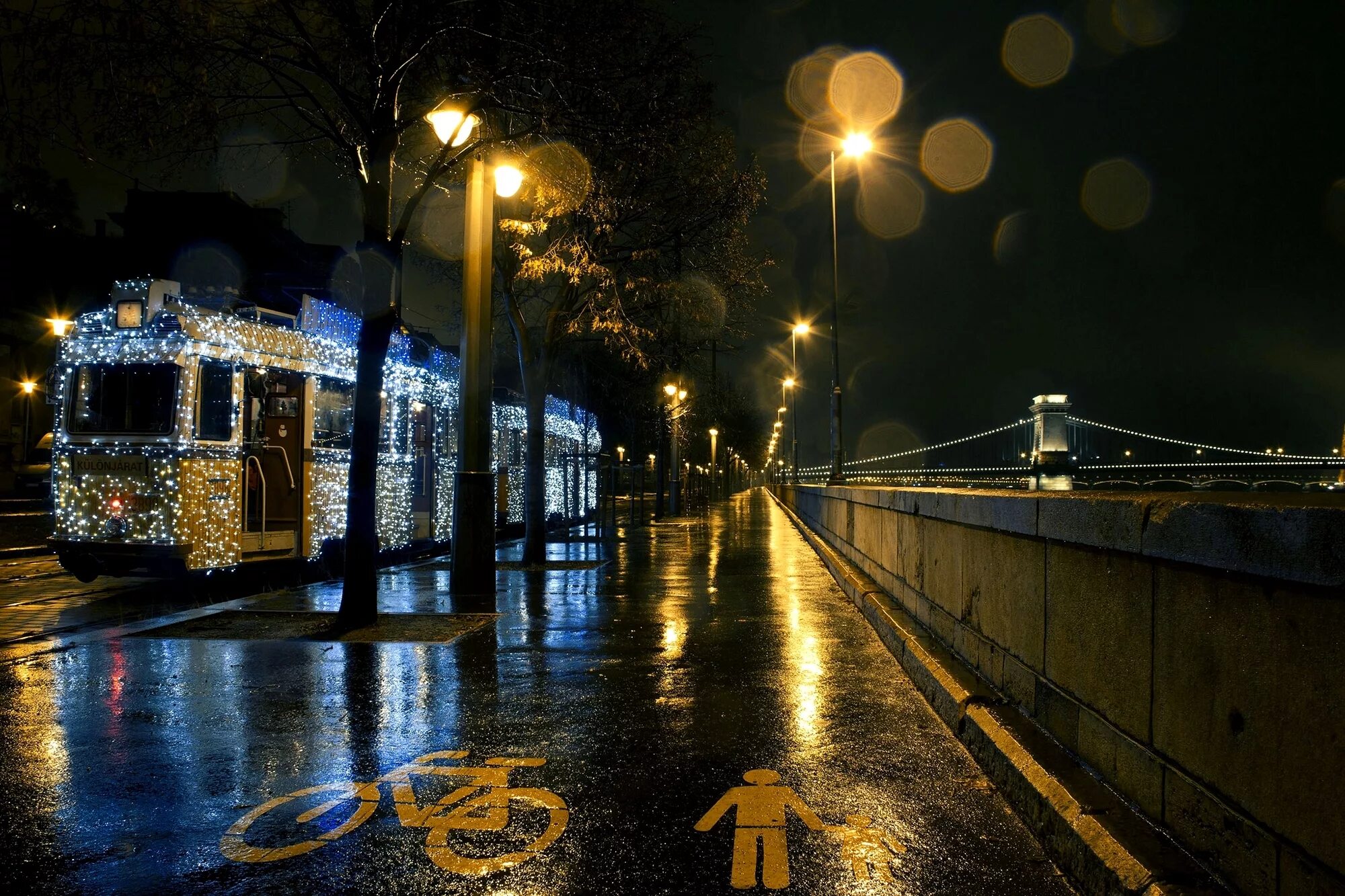 Трамвай Будапешт. Улицы ночного города. Трамвай в ночном городе. Вечерняя улица. 7 вечера на улице