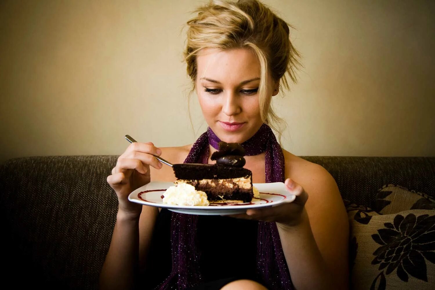 Вкушая вкусих. Девушка ест торт. Тортик для девушки. Девушка с десертом. Женщина и сладкое.