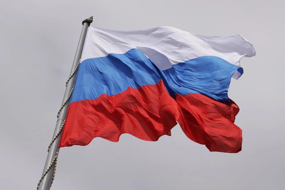 Фото в формате триколор много людей. Уважение к флагу. Флаг способный оскорбить всех. Оскарбиляет нашем флагом. Оскорбление флага.