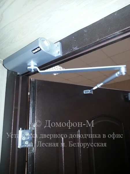 Установка доводчика на металлическую входную дверь изнутри. Доводчик дверной снаружи. доводчик на металлическую дверь. закладная под доводчик на металлическую дверь. доводчик для дверей корона.