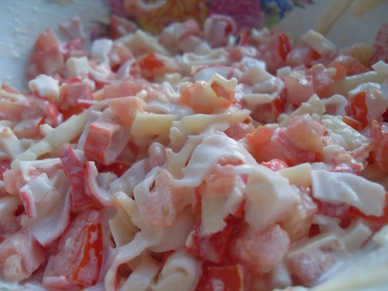Салат кальмары креветки крабовые палочки сыр. Салат крабовые палочки креветки помидоры. салат красное море с крабовыми палочками и помидорами. салат крабовые палочки помидоры сыр чеснок. салат с крабовыми палочками и помидорами и сыром.