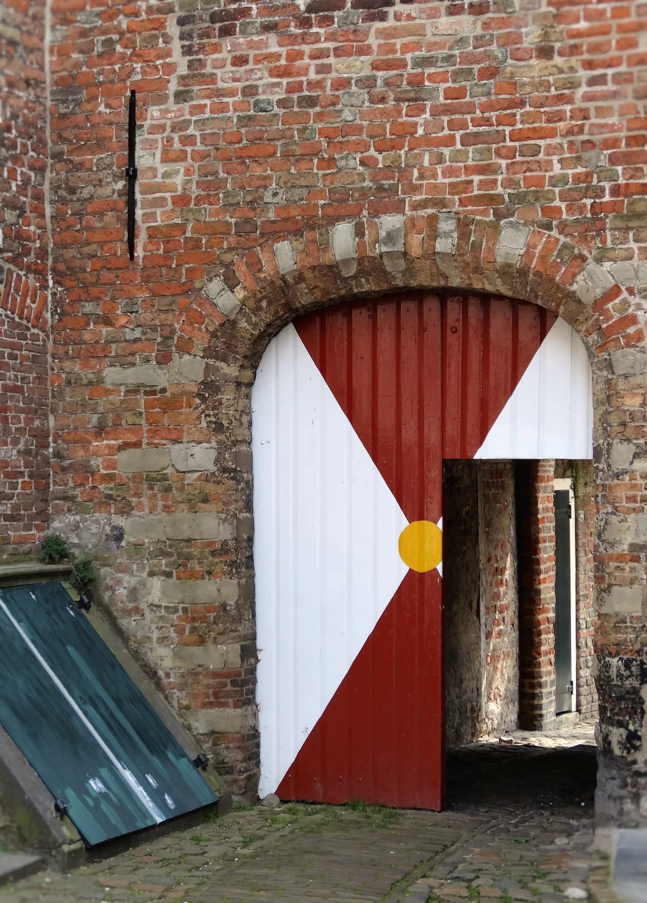 Город стена красная. Ворота в кирпичной стене. Кирпичная дверь. Ворота из старого кирпича. Кирпичная стена с дверью.