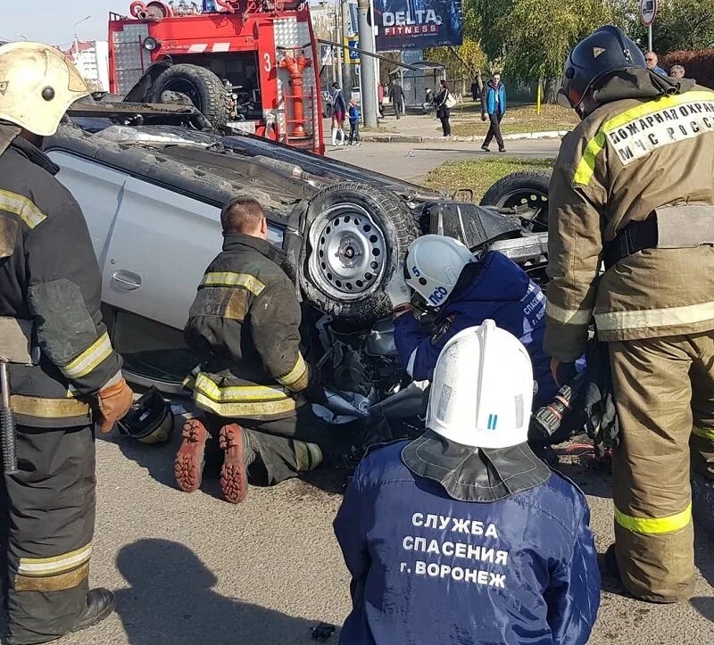 Спасатели после аварии. Трупы в автомобильных авариях.