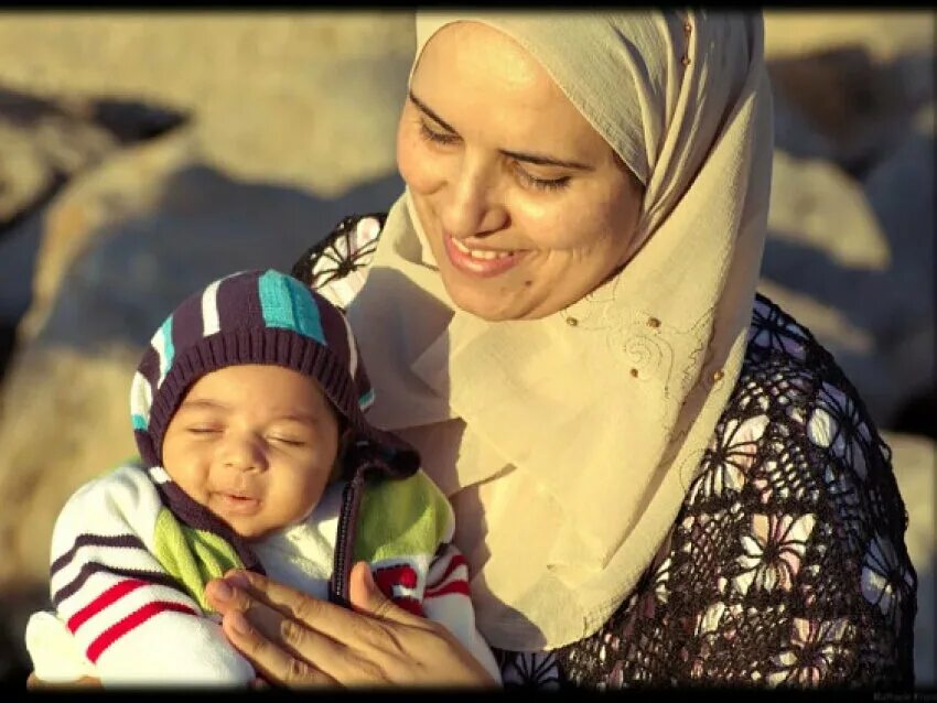 Мама по таджикски. Арабские дети. Мать в платке с ребенком. Мусульманка с ребенком. Платок для мамы.