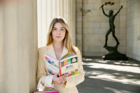Меня сперва обучали грамоте на дому