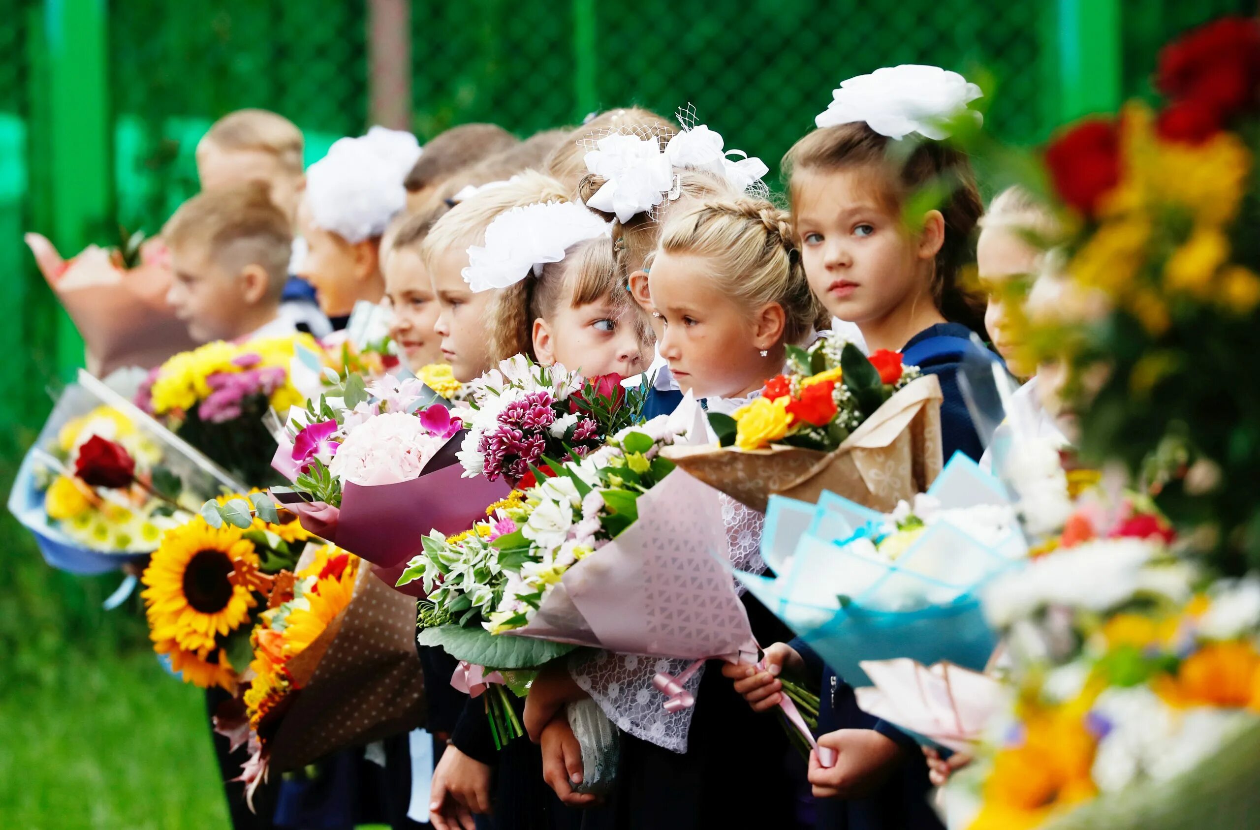 1 сентября красивое. Школьная линейка 1 сентября. Школьники на линейке 1 сентября. 1 Сентября линейка в школе. День знаний фотосессия.